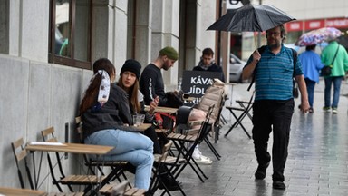 Pierwszy dzień częściowo otwartych restauracji w Czechach