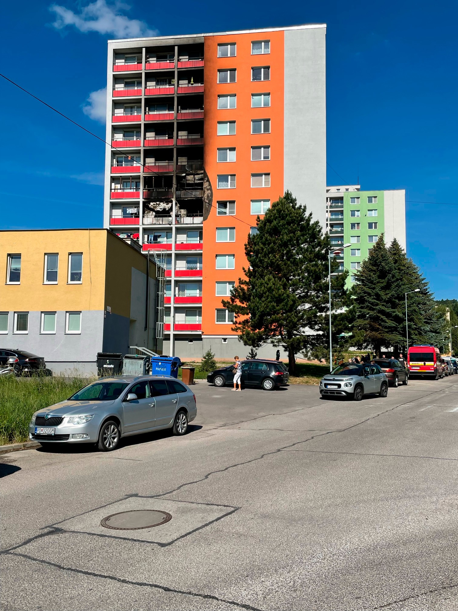 Na snímke panelák, v ktorom v jednom z bytových domov na piatom poschodí vypukol požiar na Okružnej ulici v Handlovej.