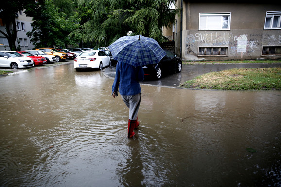 NEVREME POGODILO ZAPADNU SRBIJU Pala jaka kiša u Ljuboviji, ulice i dvorišta POD VODOM (FOTO)