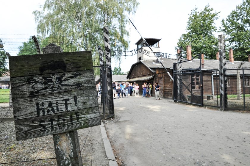 Co za głupota! Piłkarz świętował urodziny przed bramą Auschwitz