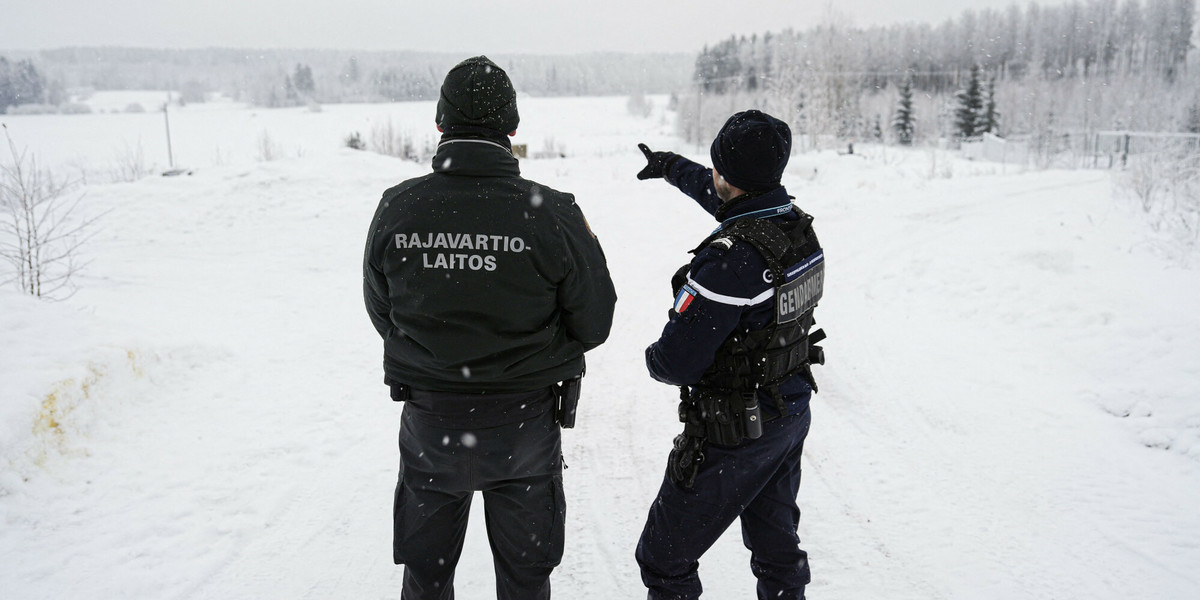Strażnicy stoją pobliżu zamkniętego przejścia granicznego Vaalimaa między Finlandią a Rosją. 7 grudnia 2023 r.