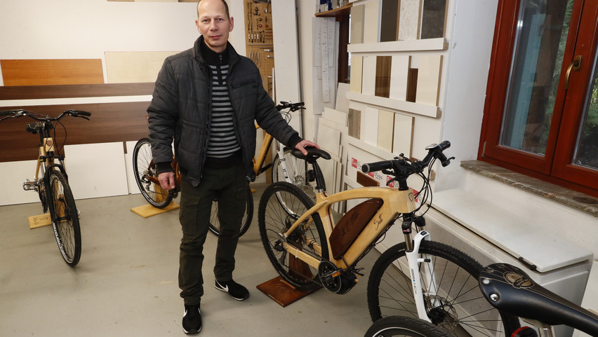 Fából készíti a bicikliket az eleki asztalosmester