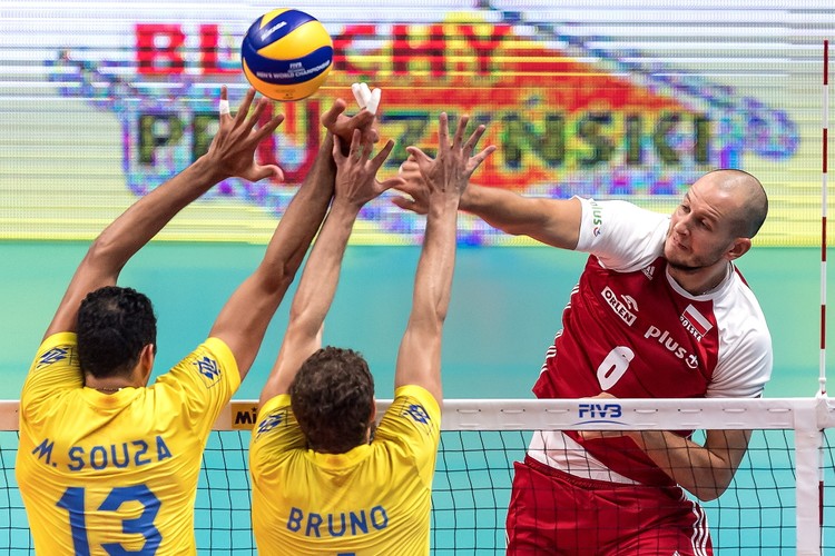 Bartosz Kurek (P) oraz Mauricio Souza (L) i Bruno Rezende (C)