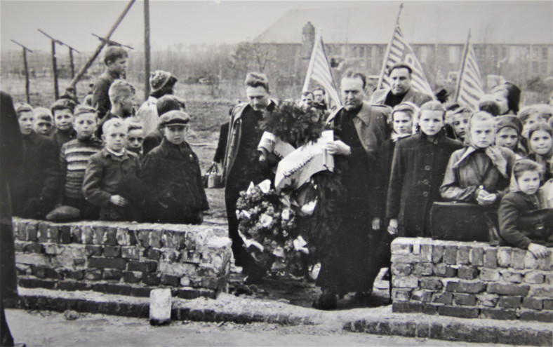 Środowisko księży „patriotów” cyklicznie organizowało pielgrzymki kapłanów – byłych więźniów niemieckich obozów koncentracyjnych do miejsc zagłady (Auschwitz, Stutthof, Piaśnica, Szpęgawsk, Majdanek), podczas których prowadzona była działalność propagandowa. Na zdjęciu uroczystość przy krematorium dawnego obozu KL Stutthof