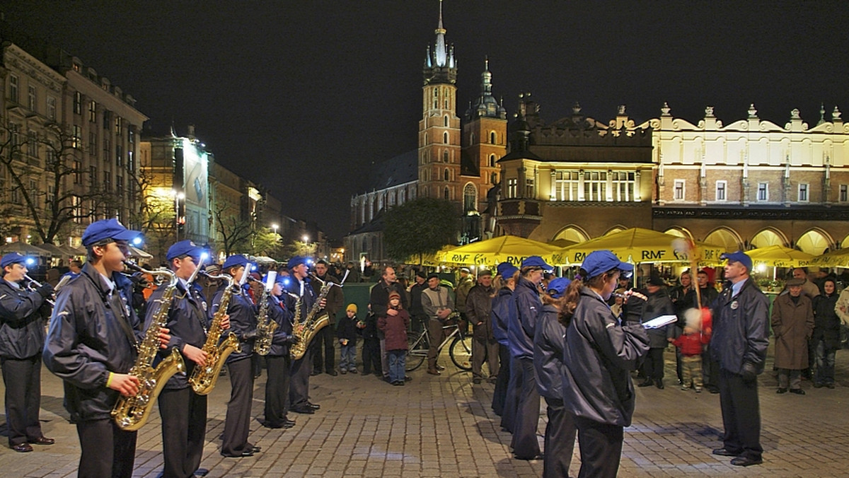 Ułatwienie turystom dostępu do policji, pomoc w przypadku, gdy zostali poszkodowani w wyniku przestępstwa - takie główne cele ma spełniać Policyjny Punkt Obsługi Turystów, który otwarto we wtorek w Krakowie.