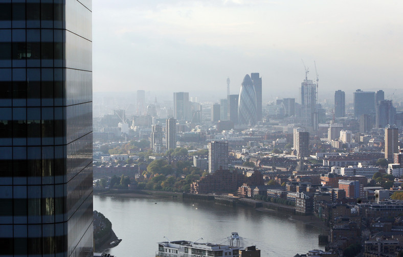 Londyn jest zamieszkiwany przez 12,4 mln mieszkańców (aglomeracja). Widok na wieżowiec Swiss Re.  Fot. Chris Ratcliffe/Bloomberg