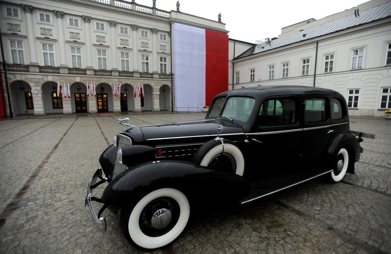 Cadillac Fleetwood Seven Passenger Limousine model 355D