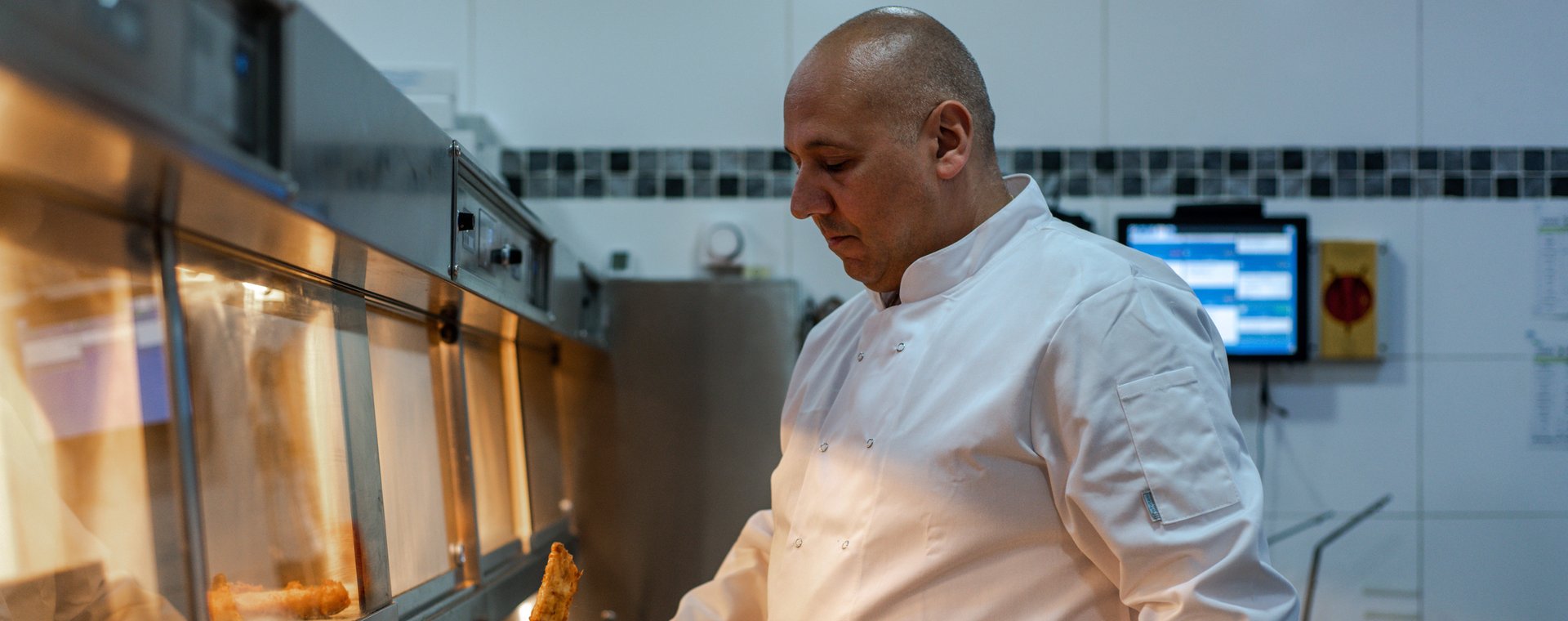 Michael Stratis, kontunuuje rodzinną tradycję i tak jak jego ojciec jest restauratorem. Otworzył własny bar fish and chips "Fryday's" w Leeds.