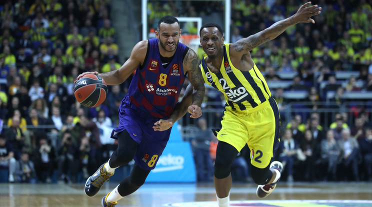 Hanga Ádám, a Barcelona (b) és James Nunnally, a Fenerbahce játékosa a férfi kosárlabda Euroliga isztambuli mérkőzésén 2020. január 16-án. /Fotó: MTI/EPA