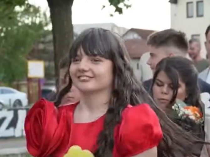 Ajša iz Novog Pazara došla na malu maturu i ukrala sva srca: Ona ima autizam