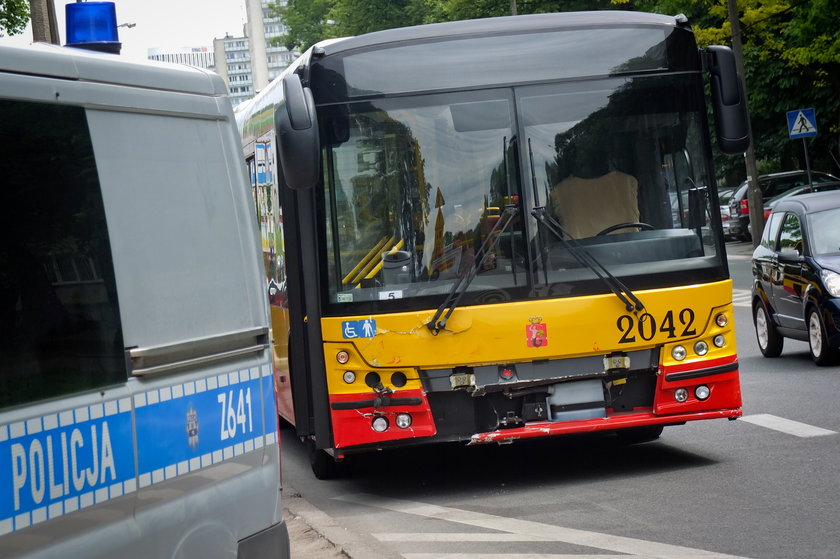 Wypadek w Warszawie. Osobówka zderzyła się z autobusem 