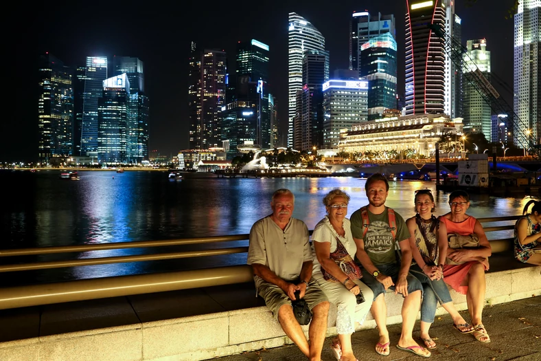 Aleksandra Tofil z mężem i rodziną przy dzielnicy biznesowej w Singapurze