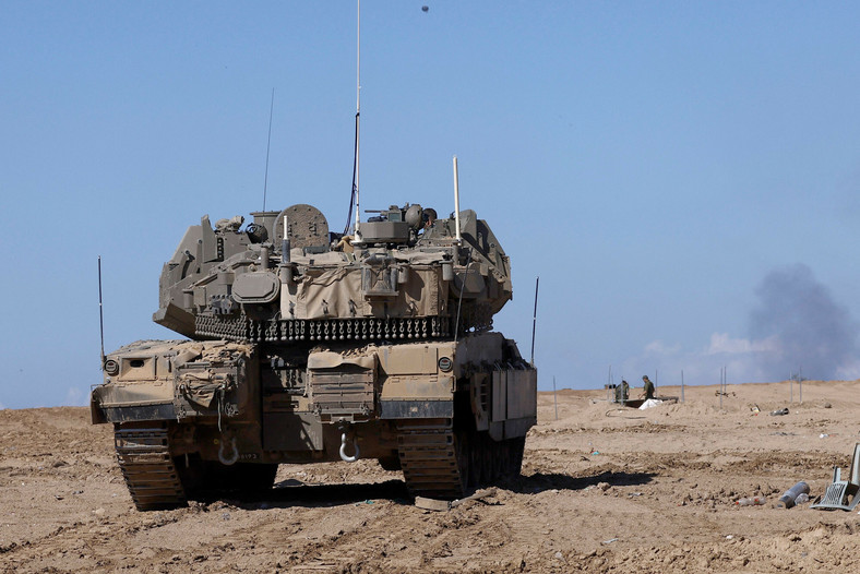 Izraelski czołg wojskowy w pobliżu granicy Izraela ze Strefą Gazy w południowym Izraelu, 16 listopada 2023 r.