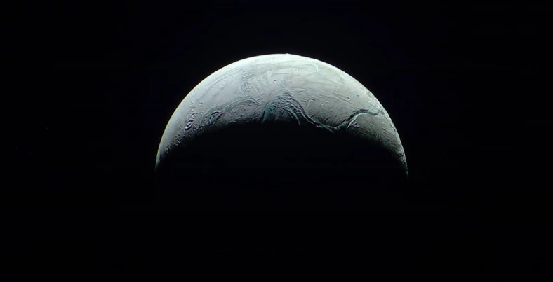 Enceladus — jeden z najbardziej zagadkowych księżyców w Układzie Słonecznym, gdzie może istnieć życie.