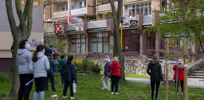 Niezwykłe widowisko w Szczecinie! Sąsiedzi wpatrują się w jeden balkon