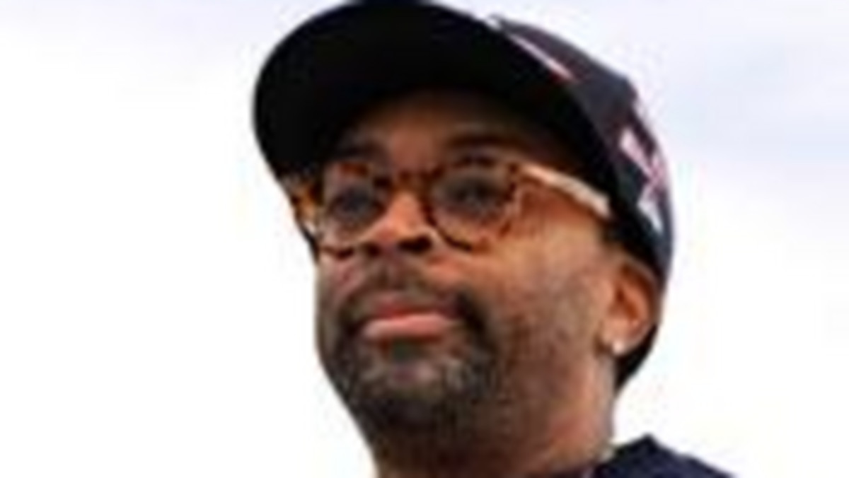 Spike Lee skrytykował Clinta Eastwooda za brak czarnoskórych żołnierzy w filmach o bitwie o Iwo Jima.