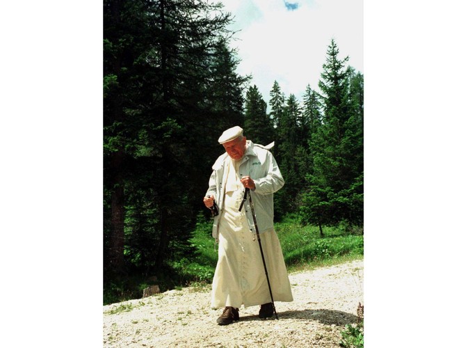15 lipca 1998: Jan Paweł II spaceruje po Dolomitach