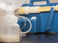 Dorośli piją „mleko matki”. Lekarze: to niebezpieczna moda!