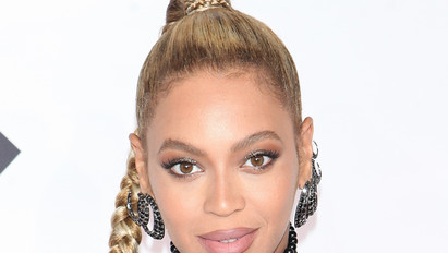 Kicsit furcsán néz ki Beyoncé ebben a ruhában: mintha magára kapta volna a függönyt... – fotó