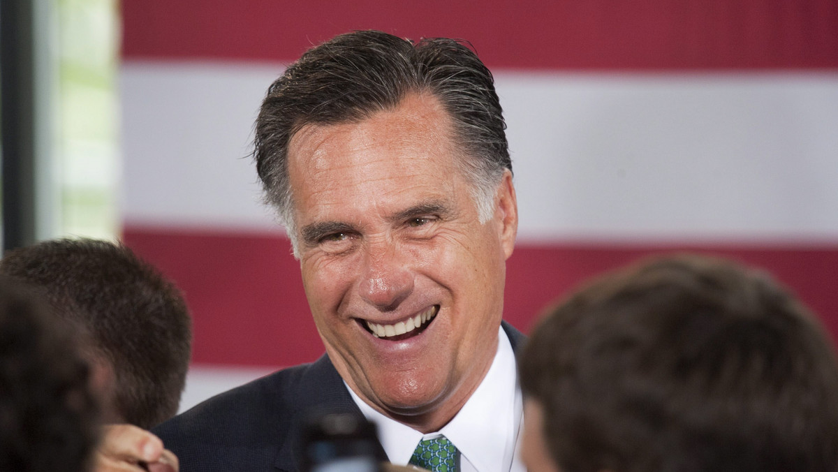 Szanse prezydenta Baracka Obamy i republikańskiego kandydata do Białego Domu, Mitta Romneya, są mniej więcej równe - wynika z sondażu "New York Timesa" i telewizji CBS News. Romney jest na fali, gdyż wyborcy pokładają w nim nadzieje na poprawę gospodarki.