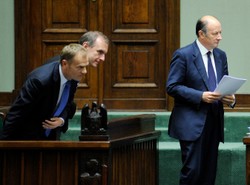 Rząd tnie wydatki na programy i składki