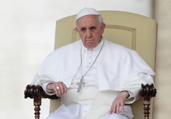 Papież ostrzega księży przed uganianiem się za pieniędzmi