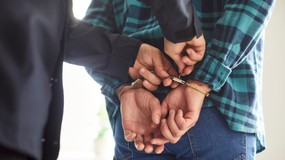 21-latek z zarzutami seksualnego wykorzystania uczniów podstawówki