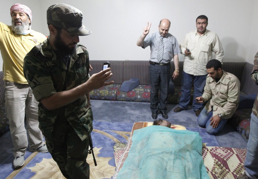 Pobunjenici kraj tela ubijenog libijskog diktatora