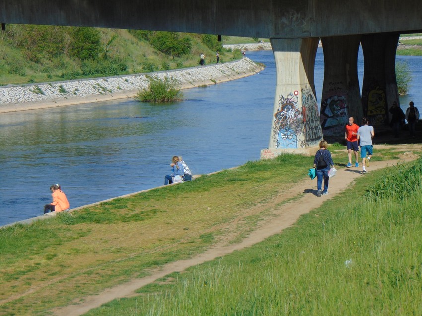 Uživanje uz kej pored Nišave