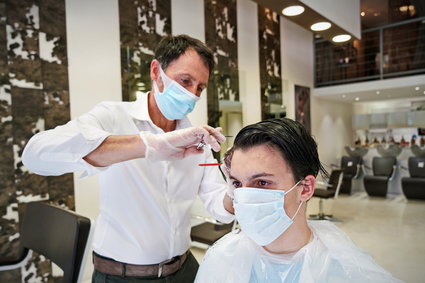 Rząd otwiera fryzjerów i kosmetyczki w większości kraju. Polacy szturmują rezerwacje