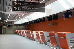 Lotnisko Modlin stawia Erbudowi ultimatum: Albo krótszy termin naprawy pasa, albo wynocha