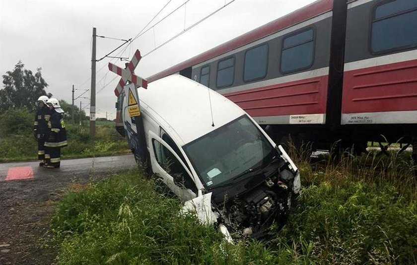 Zderzenie peugeota z pociągiem relacji Bielsko-Biała - Wadowice