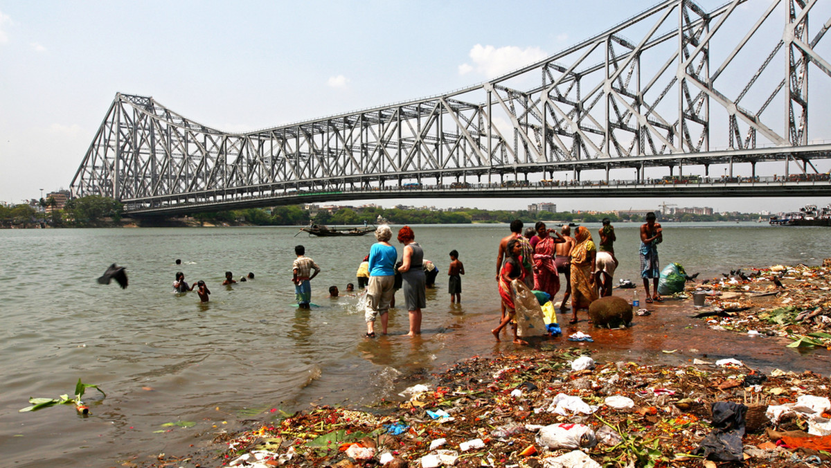 Słynny most Howrah Bridge w Kalkucie jest zagrożony katastrofą ze względu na powszechną praktykę plucia na wsporniki budowli - informuje bbc.co.uk.