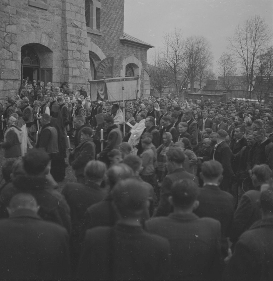 Wielka Niedziela. Wierni uczestniczący w procesji rezurekcyjnej wokół kościoła