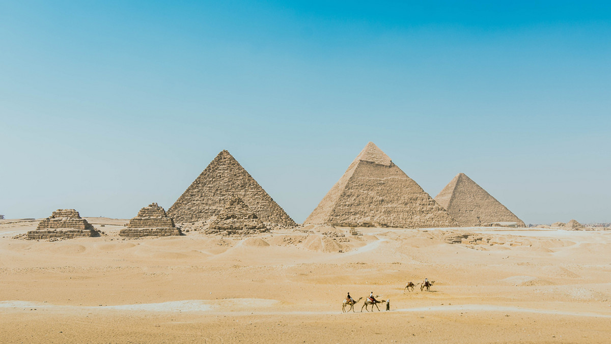 Egipscy archeolodzy odkryli mumię "ważnej osobistości" lub "wysokiej rangi urzędnika" w grobowcu w Luksorze, który do tej pory nie był jeszcze zbadany - poinformowało ministerstwo ds. zabytków starożytności.
