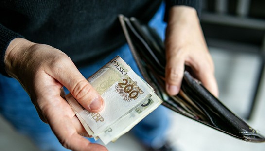 Specjalny zasiłek celowy 2026: warunki przyznania i wysokość świadczenia na przykładach