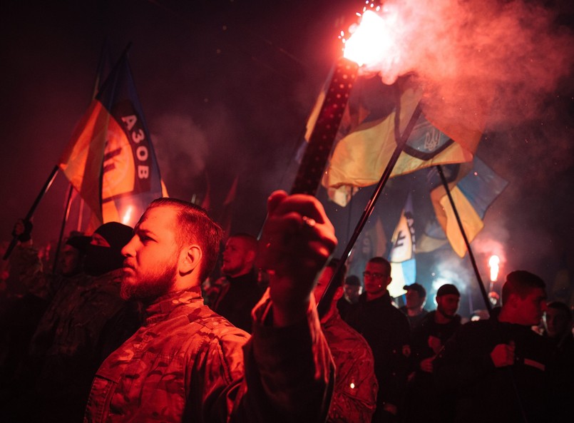 WKijowie wieczorny marsz zorganizował Prawy Sektor i batalion Azow, w którym walczy wielu nacjonalistów. Dlatego w czasie demonstracji, która przeszła ulicami stolicy, wśród około 2 tysięcy jej uczestników, widać było wielu ludzi w ubraniach wojskowych. Uczestnicy palili race i świece dymne. Wznoszono hasła: „Sława Ukrainie! Sława bohaterom”, „Bohaterowie nie umierają”. Wiele z nich jeszcze niedawno kojarzyły się tylko z historią UPA. Obecnie raczej odnoszą się do tych, którzy zginęli w czasie rewolucji na Majdanie i podczas walk na Wschodzie. Wiele haseł manifestacji w Kijowie dotyczyło polepszenia stanu zaopatrzenia batalionów ochotniczych. Niewiele mniejsza manifestacja odbyła się w Charkowie. Wzięło w niej udział półtora tysiąca osób i niemal tyle samo funkcjonariuszy milicji. Po ostatniej patriotycznej manifestacji, obalono w mieście pomnik Lenina. Najmniej osób, około 150, zebrało się w Odessie.