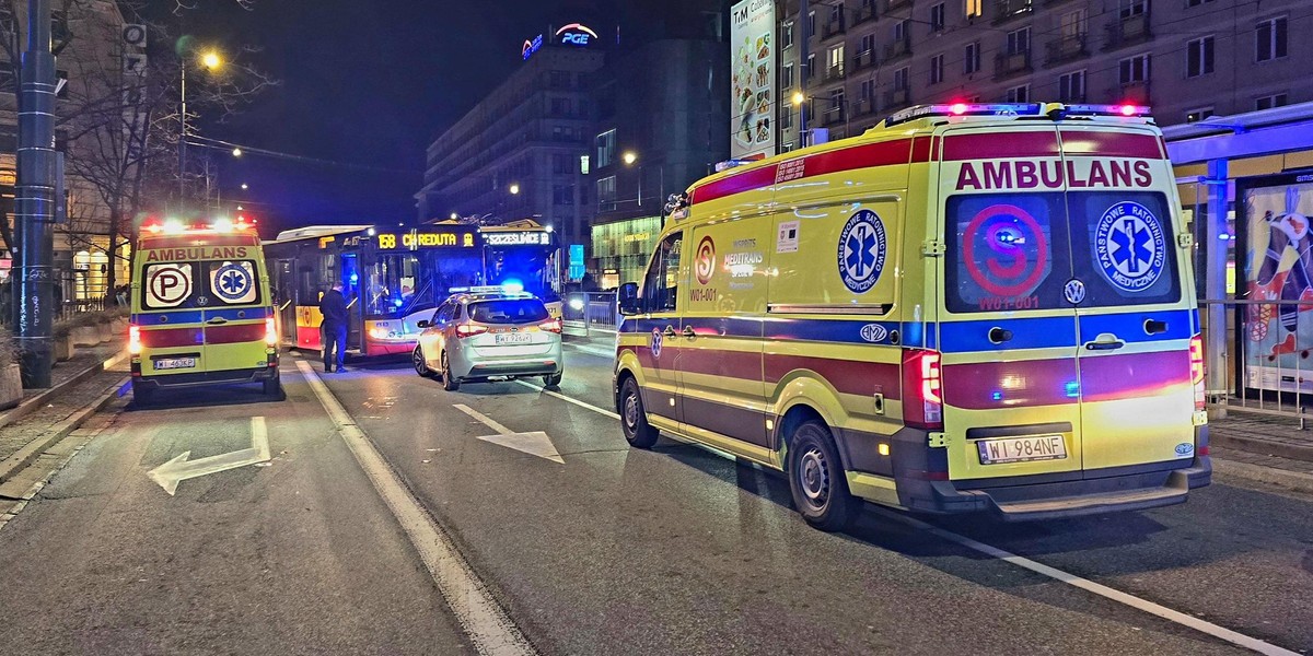 Tragedia w stolicy. Kobieta wpadła pod autobus.