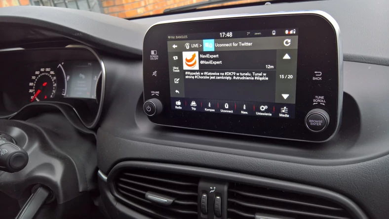 Fiat Uconnect Nav. Twitter w radiu samochodowym