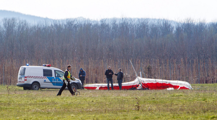 A baleset során az egy pilóta megsérült, a mentősök jelenleg is ápolják / Fotó: MTI