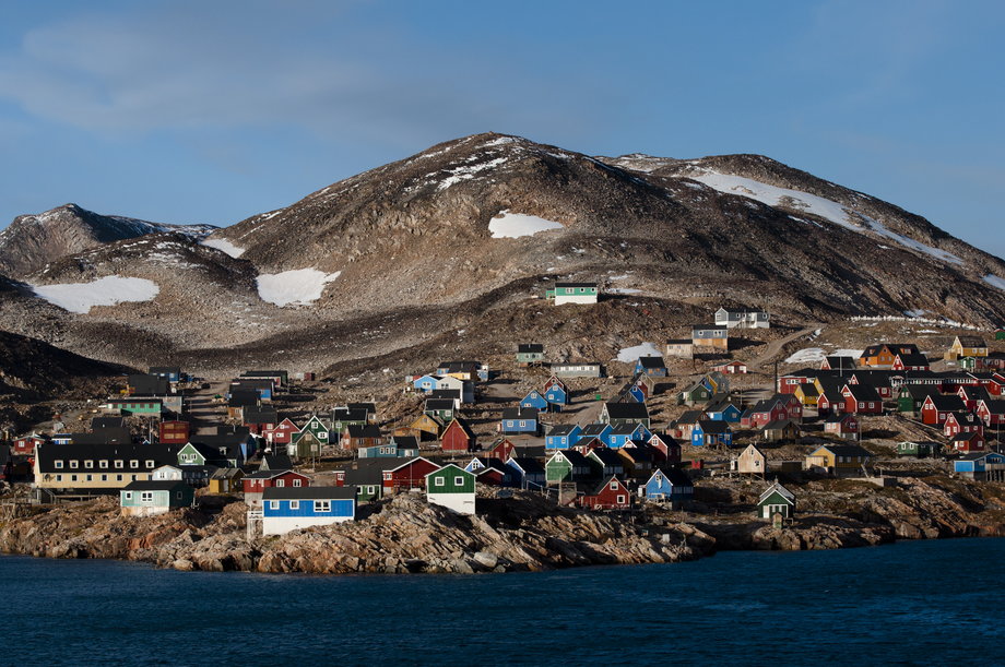 Poleć helikopterem do Ittoqqortoormiit na Grenlandii, a stamtąd żegluj po najdłuższym na świecie fiordzie.