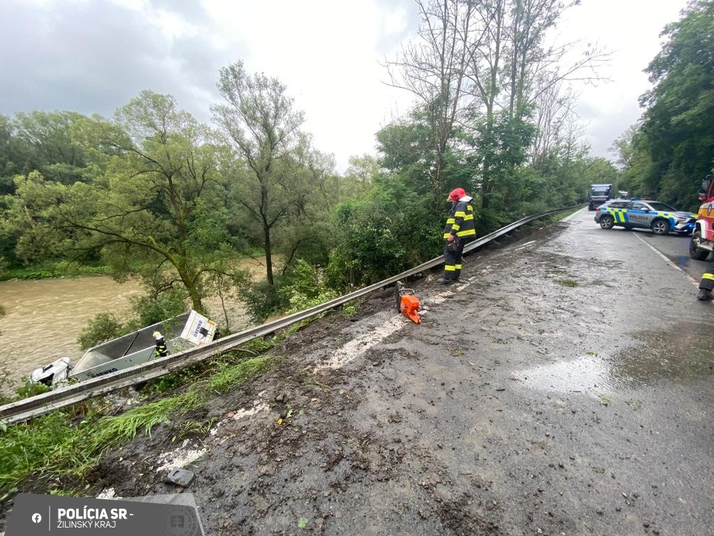 Vážna nehoda kamióna pri Dolnom Kubíne.