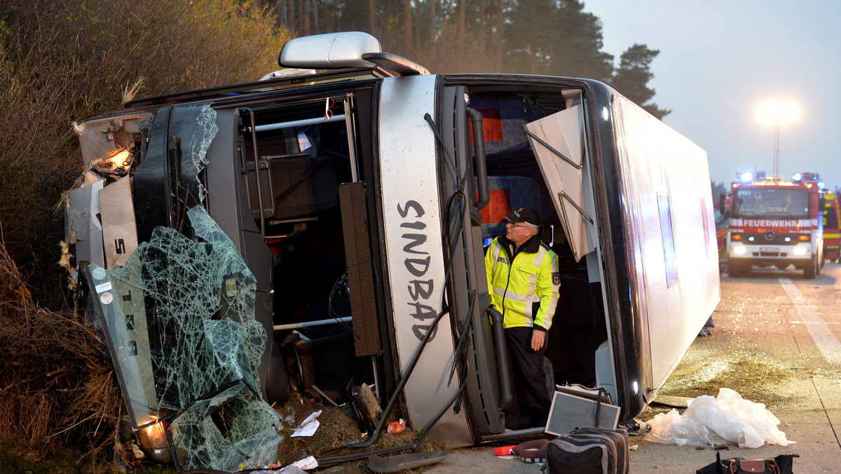 W niemieckich szpitalach pozostaje nadal osiem osób rannych w wypadku polskiego autokaru na autostradzie A10 na południowy wschód od Berlina, 58 pasażerów oraz załoga kontynuują podróż do Polski autokarami zastępczymi - podał przewoźnik, firma Sindbad.