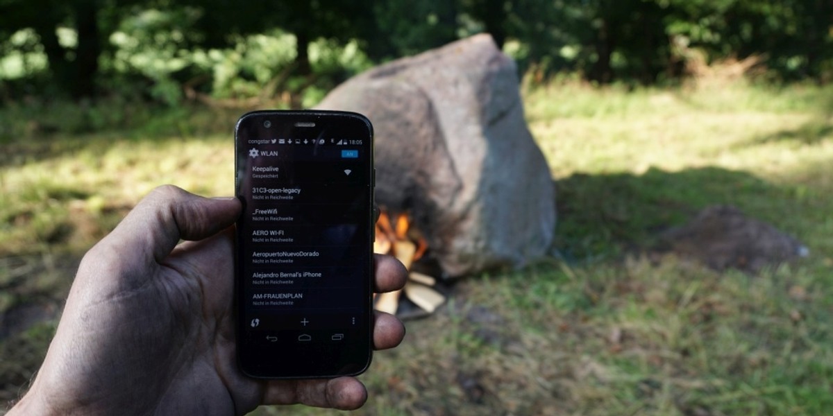 Kamień z wbudowanym w środku routerem wi-fi 