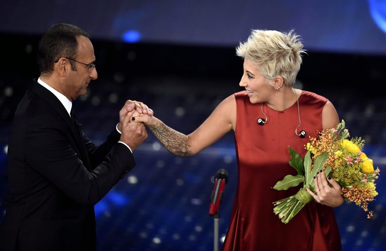Carlo Conti i Malika Ayane na Sanremo Italian Song Festival 2015