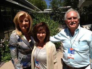 Rodzice Jeffa Bezosa, Jackie i Mike Bezos, w towarzystwie Arianny Huffington (z prawej)