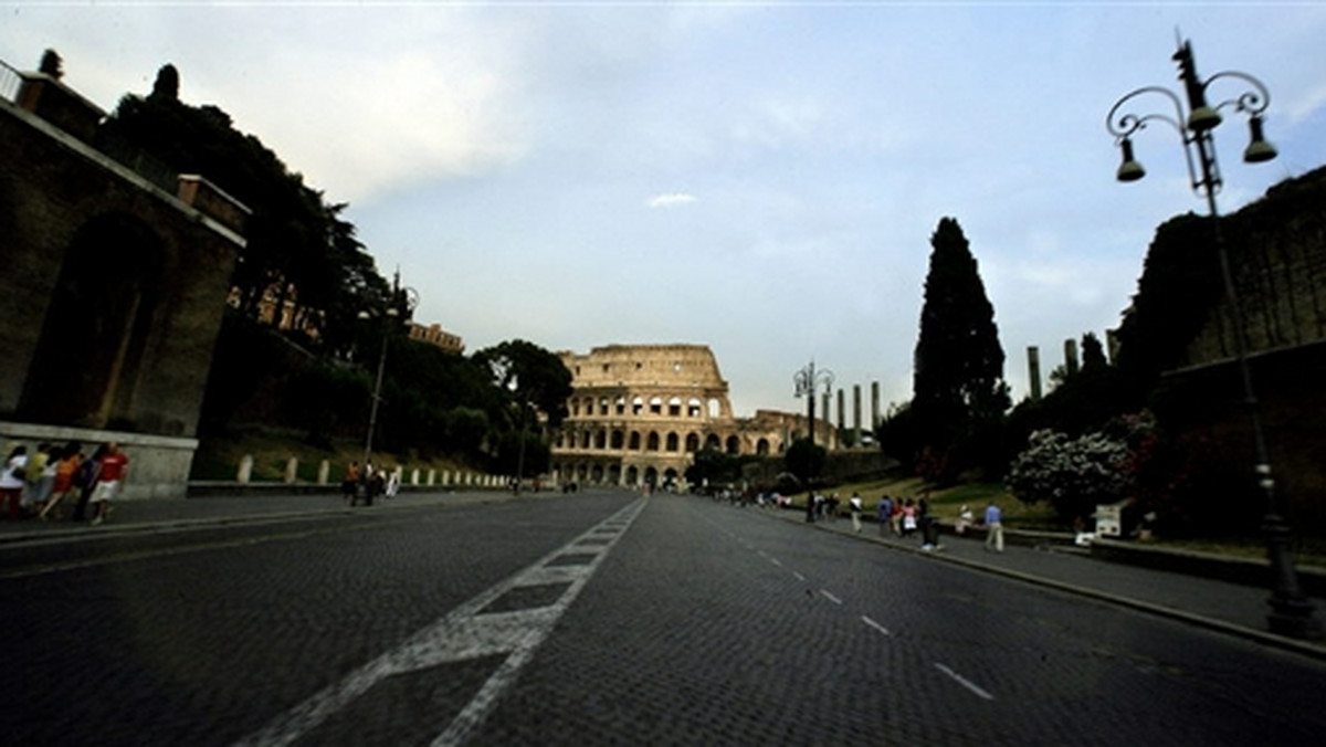 Od wtorku przez rok grupa osiemnastu więźniów z rzymskiego zakładu karnego Rebibbia będzie sprzątać i troszczyć się o zieleń w rejonie najważniejszych zabytków i atrakcji turystycznych Rzymu, między innymi Koloseum.