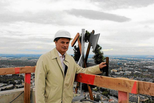 Leszek Czarnecki zawiesił wiechę na szczycie Sky Tower