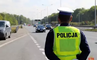 Ostrzeganie światłami przed policją może być kosztowne