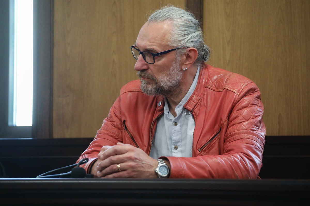 Mateusz Kijowski na sali rozpraw Sądu Okręgowego w Warszawie. Sąd ma ogłosić wyrok w procesie apelacyjnym w sprawie tzw. afery fakturowej. W lipcu ubiegłego roku Sąd Rejonowy w Pruszkowie uznał byłego lidera KOD Mateusza Kijowskiego winnym poświadczenia nieprawdy w siedmiu fakturach za obsługę informatyczną Komitetu i skazał go na rok więzienia w zawieszeniu na trzy lata i grzywnę w wysokości 4 tys. zł